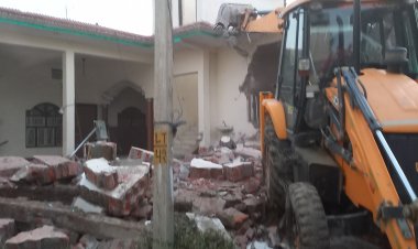 हाईकोर्ट के आदेश पर रायपुर बाघपुर में गरजा बुलडोजर