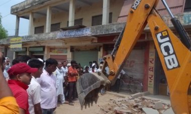 अतिक्रमण पर चला बाबा का बुलडोजर