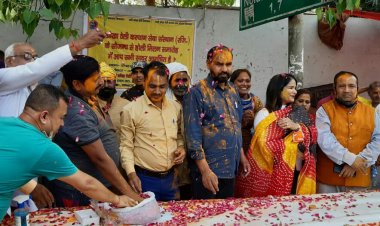 खोखा पटरी सेवा कल्याण सेवा संस्थान ने मनाया होली मिलन