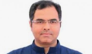 सीएम केजरीवाल ने साफ पानी देने का वादा किया था वो तो दे नही पाए और घर घर शराब बांटने में लग हुए है - परवेश वर्मा