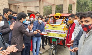 नोवरा और चैलेंजर्स चलाएंगे 'मतदाता जागरूकता वाहन' डीएम ने किया शुभारम्भ