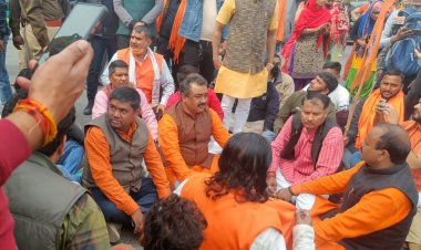 हिजाब विवाद के बाद शिवमोगा में बजरंग दल के कार्यकर्ता हर्षा की हत्या के विरोध में पैदल मार्च