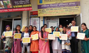 सिलाई प्रशिक्षण केंद्र की महिला प्रशिक्षुओं को प्रदान किए गए प्रमाण पत्र