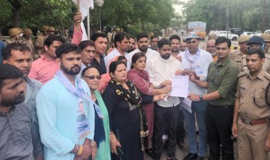 अग्निपथ योजना के खिलाफ आम आदमी पार्टी के कार्यकर्ताओं ने जिला मुख्यालय ग्रेटर नोएडा पर किया विरोध प्रदर्शन