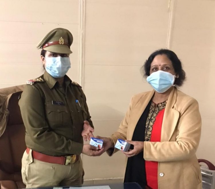 महिला थाने में बांटी गई कोविड-किट