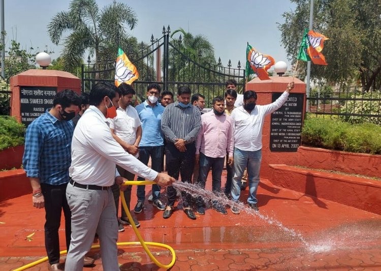 शहीद स्मारक पर चलाया स्वच्छता अभियान