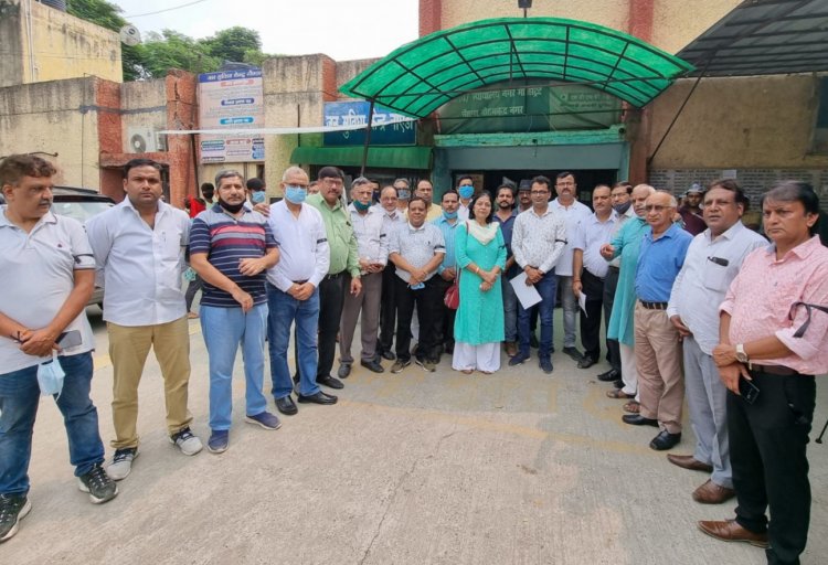 नोएडा वैश्य समाज ने गोरखपुर पुलिस द्वारा निर्मम हत्या के जघन्य अपराध के विरोध में मुख्यमंत्री के नाम सौंपा एक ज्ञापन
