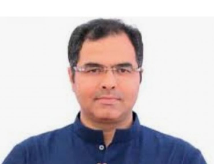 सीएम केजरीवाल ने साफ पानी देने का वादा किया था वो तो दे नही पाए और घर घर शराब बांटने में लग हुए है - परवेश वर्मा
