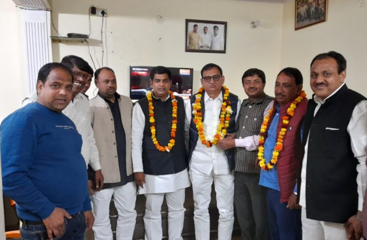 सपा कार्यालय पहुंचने पर पूर्व मंत्री जगदीश शर्मा का हुआ स्वागत