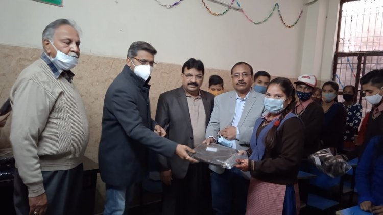 जरूरत मंद बच्चों को  किये स्वेटर वितरण