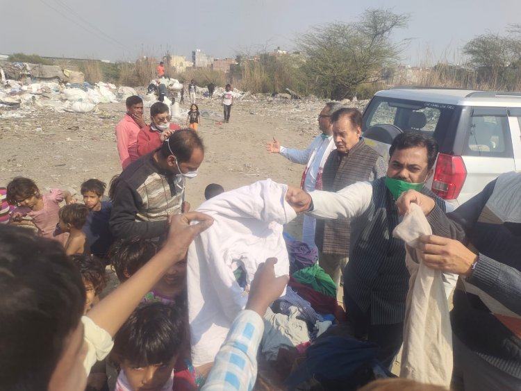 नेफोमा टीम ने जरूरतमंद लोगों को वस्त्र वितरण किए