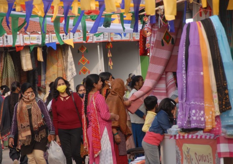 नोएडा हाट में गुजरात की हैंडीक्राफ्ट और मध्य प्रदेश के हैंडलूम की मच रही है धूम