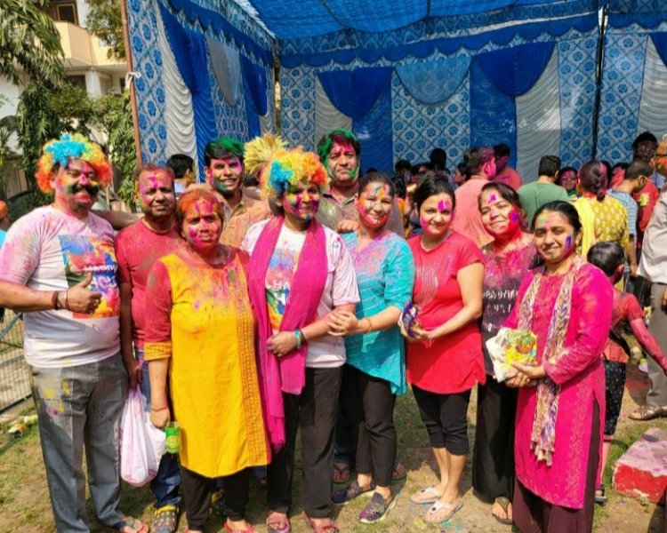 गुलमोहर में जमकर उड़ा अबीर, केसू के फूलों के रस से हुई होली