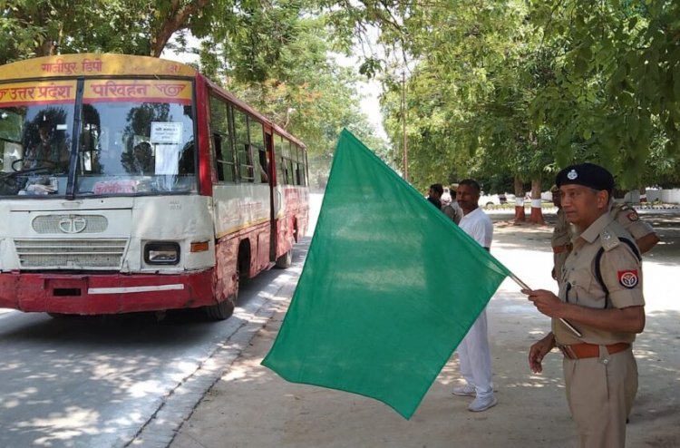 पुलिस अधीक्षक ने हरी झंडी दिखाकर किया आजमगढ के लिए फोर्स रवाना