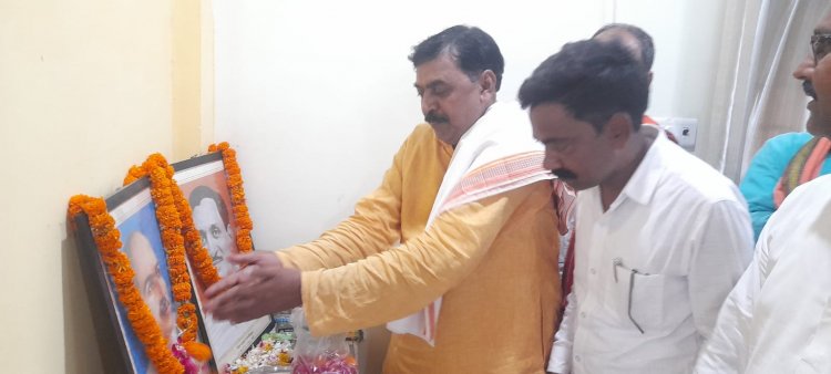 भाजपा कार्यकर्ताओं ने श्यामा प्रसाद मुखर्जी के चित्र पर पुष्प अर्पित कर दी श्रद्धांजलि