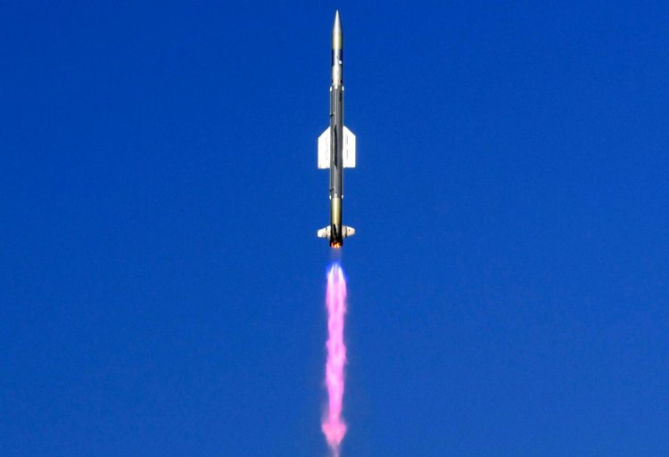 डीआरडीओ और भारतीय नौसेना ने कम दूरी की सतह से हवा में मार करने वाली वर्टिकल लॉन्च मिसाइल का ओडिशा तट से सफलतापूर्वक उड़ान परीक्षण किया