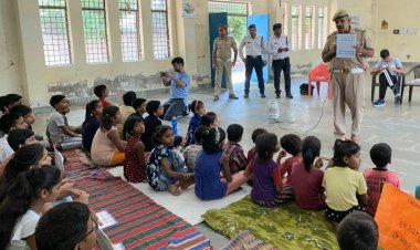 ट्रैफिक वाली शिक्षा : सड़क पे सुरक्षा की बारीकियों के बारे में लोगो को समझाया गया