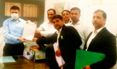 निजी अस्पतालों एवं विद्यालयों द्वारा लीज डीड पट्टा अभिलेख में अंकित जन हित सुविधाओं का नहीं हो रहा उचित पालन - ओमवीर आर्य