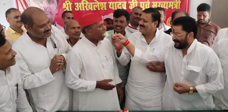 सपा मुखिया का समाजवादियो ने केक काटकर मनाया जन्मदिन