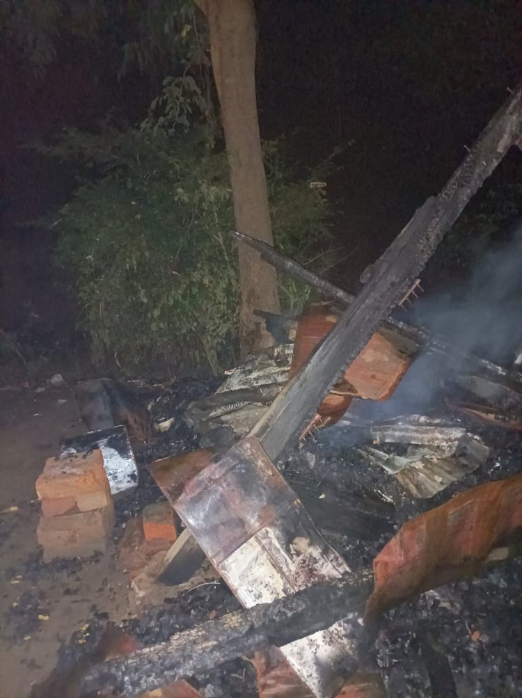 अराजक तत्वों ने गुमटी में लगा दी आग, हजारों का सामान जलकर हुआ खाक