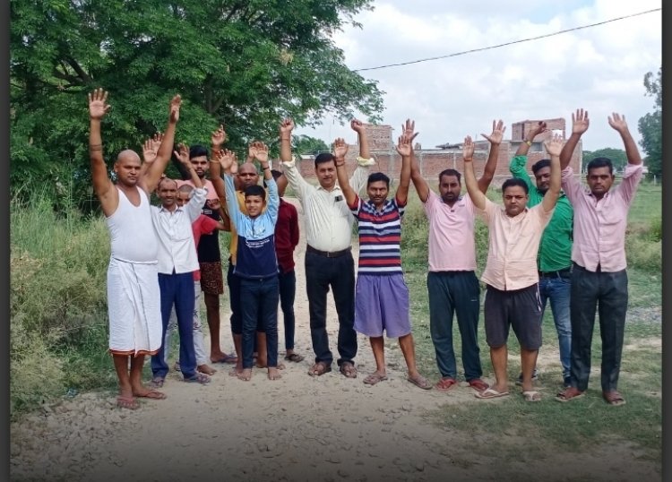सङक पर गिट्टी डालकर ठेकेदार हुआ फरार,ग्रामीणो ने दिया चेतावनी