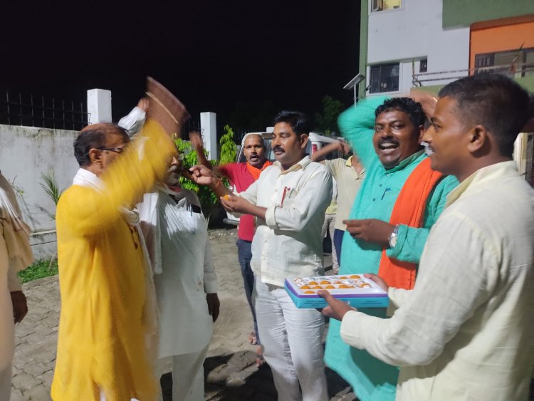 द्रोपती मुर्मू  के राष्ट्रपति बनने पर भाजपा कार्यालय पर खुशीयाँ मनाई गयी