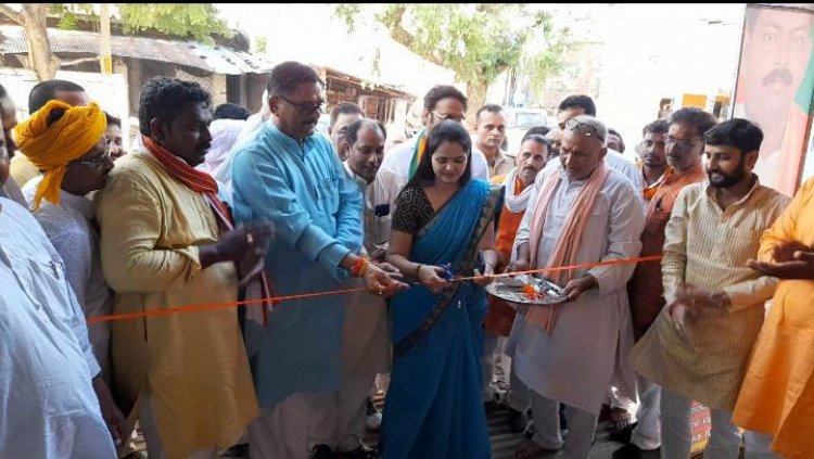 सपना सिंह ने फिता काटकर किया कार्यालय का उदघाटन