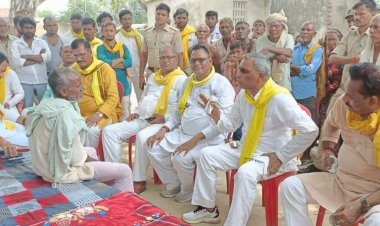 बिजली से हुई मौत, शोक संवेदना व्यक्त करने पहुंचे पूर्व मंत्री ओमप्रकाश राजभर