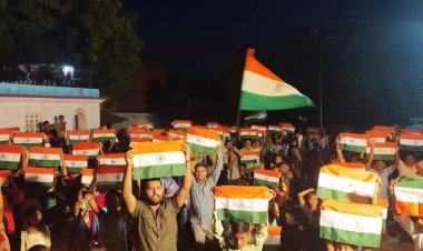 ग्राम प्रधान ने हर घर तिरंगा देकर किया शुरुआत