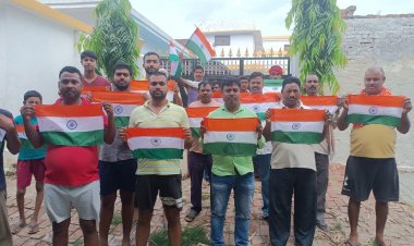 ग्राम प्रधान ने किया हर घर तिरंगा वितरण