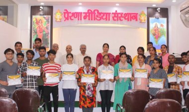 कम्प्यूटर का नि:शुल्क प्रशिक्षण ले चुके विद्यार्थियों को दिए गए प्रमाणपत्र