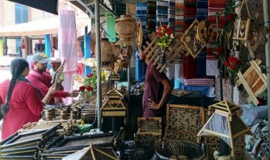 नॉर्थ-ईस्ट फेस्टीवल में लोगों ने जमकर की आठ राज्यों के उत्पादों की खरीदारी