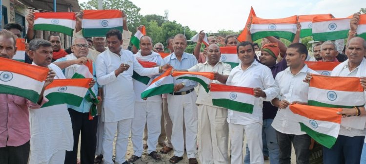 ग्राम प्रधान प्रतिनिधि  ने 501 तिरंगा वितरण किया