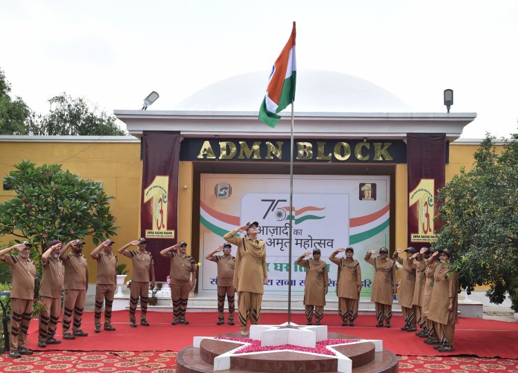 हनीप्रीत इन्सां  ने डेरा सच्चा सौदा में लहराया राष्ट्रीय ध्वज तिरंगा