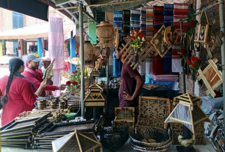 नॉर्थ-ईस्ट फेस्टीवल में लोगों ने जमकर की आठ राज्यों के उत्पादों की खरीदारी