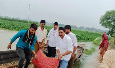 बाढ़ पीड़ितों के लिए आगे आए भाजपा नेता रविंद्र श्रीवास्तव