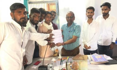 डीसीएसके पीजी कॉलेज मे चुनाव कराने के लिए सौंपा पत्र