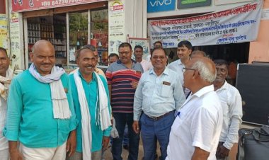 एलआईसी के कर्मचारी बैठे धरने पर ,जाने क्या है समस्या