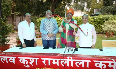 केंद्रीय मंत्री कुलस्ते लव कुश रामलीला के मंच पर निषाद राज के किरदार में