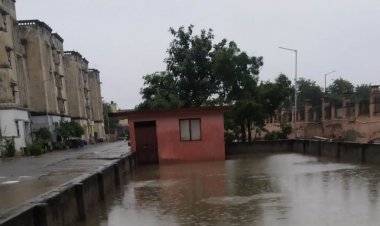 ओमीक्रॉन-1 सेक्टर के एचआईजी सोसाइटी का बारिश के पानी से बुरा हाल है