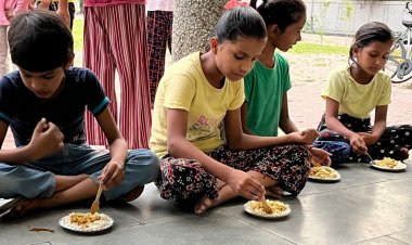 गरीब बच्चों को खाना खिलाकर मनाया गया पोषण माह