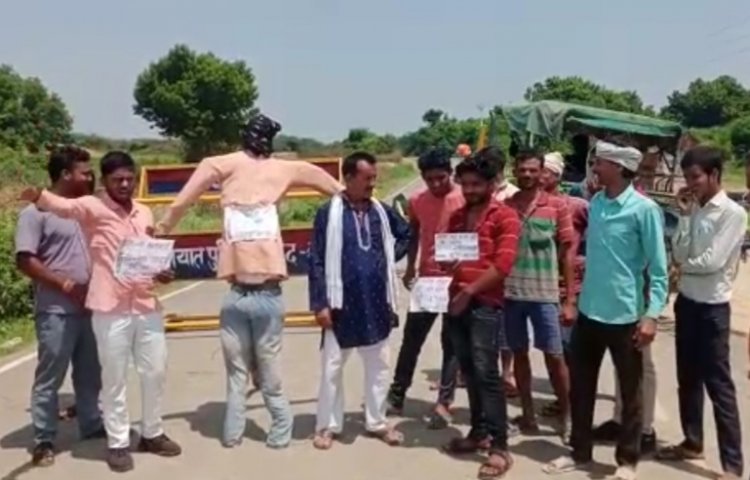 उत्तर प्रदेश नवनिर्माण सेना ने किया राज्य व्यापी विरोध प्रदर्शन, यूपी के कई जिलों मे पुतला दहन