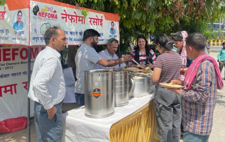 नेफोमा रसोई मे जरूरतमन्दों ने 5 रुपए में भरपेट भोजन के साथ मिली मिठाई 