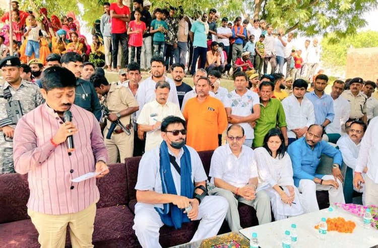 ग्राम रामपुर खादर में उ.प्र. सरकार  मंत्री नंद गोपाल गुप्ता उर्फ नंदी संग जेवर विधायक धीरेंद्र सिंह ने लगाई चौपाल"
