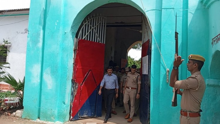 डीएम, एसपी ने किया जिला जेल का औचक निरीक्षण