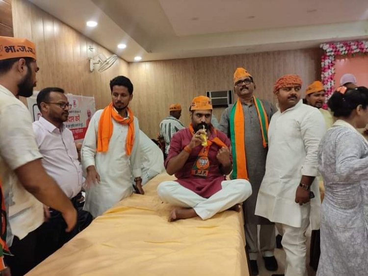 प्रधानमंत्री के जन्मदिन पर भाजपाईयो ने काटा केक, किया रक्तदान