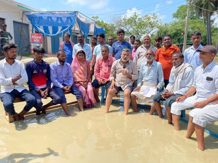 जानलेवा सड़क से त्रस्त ग्रामीणों ने किया अनोखा जनान्दोलन