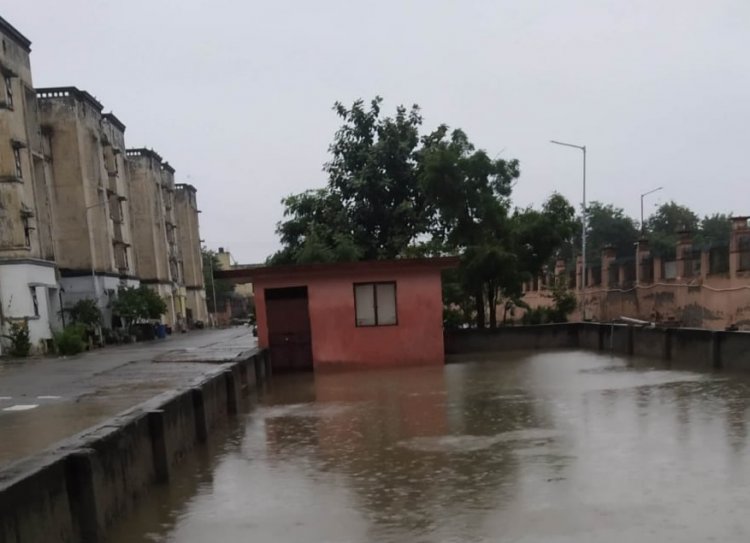 ओमीक्रॉन-1 सेक्टर के एचआईजी सोसाइटी का बारिश के पानी से बुरा हाल है