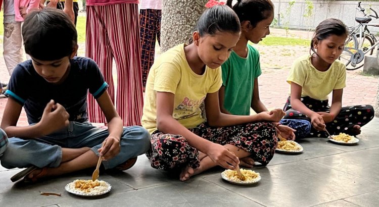 गरीब बच्चों को खाना खिलाकर मनाया गया पोषण माह