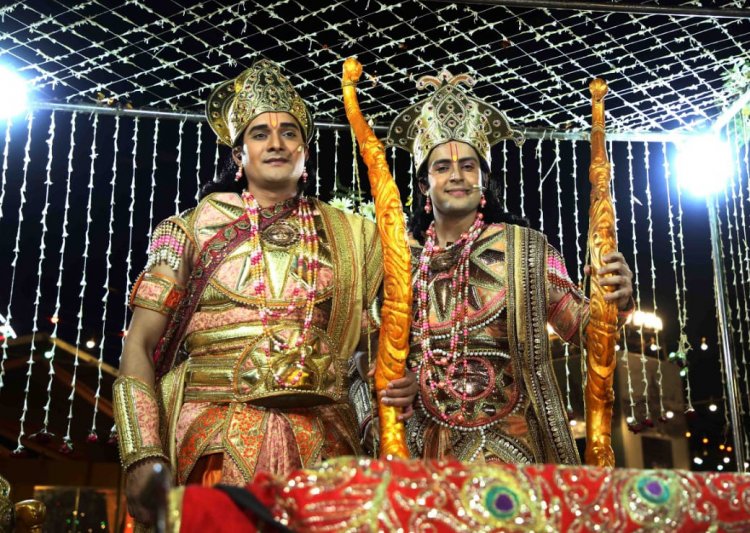 लव कुश की राम बारात में हजारों भक्तो ने पुष्प वर्षा की